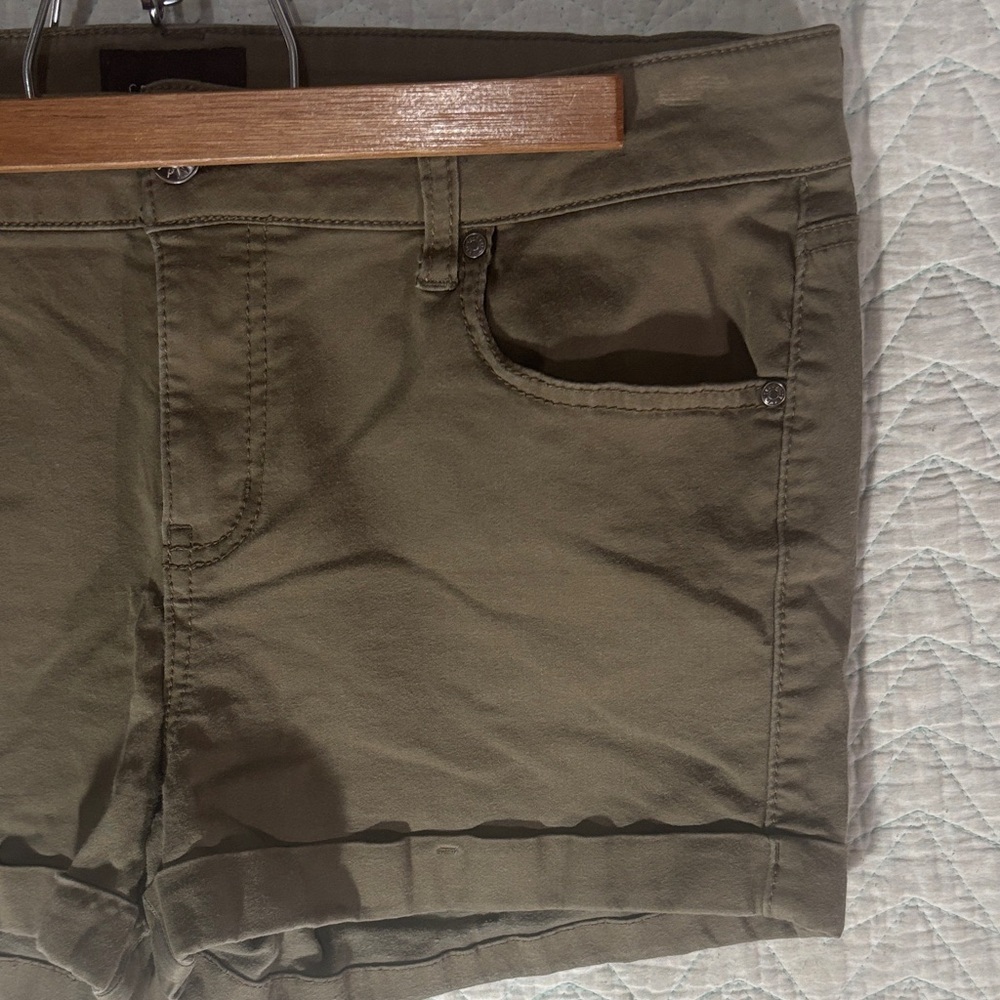 Celebrity Pink Olive Green Cuffed Shorts - Picture 4 of 8